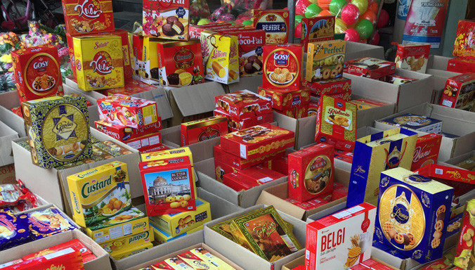 Hàng nhái thương hiệu bày bán la liệt ở Thổ Tang.