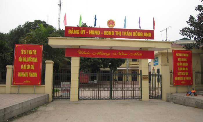 Ông Nguyễn Xuân Hiền - Phó Chủ tịch UBND thị trấn Đông Anh khẳng định, không ký giấy chứng nhận kết hôn nào cho ông Nguyễn Quốc Khanh và chị H. Song ông Hiền cũng nói “nhận thấy” chữ ký trong Giấy chứng nhận kết hôn số 235 giống với chữ ký của mình.