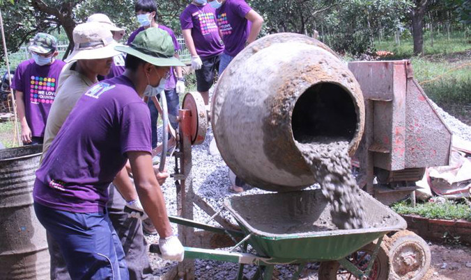 Trung tâm Đào tạo Tài năng trẻ châu Á Thái Bình Dương trong lần làm đường cho trường mầm non.