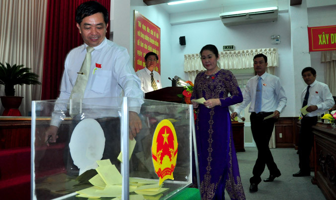 Đại biểu HĐND tỉnh Hậu Giang bỏ phiếu bầu các chức danh tại phiên họp đầu tiên của HĐND tỉnh Hậu Giang nhiệm kỳ 2016-2021. Ảnh: Hòa Hội.