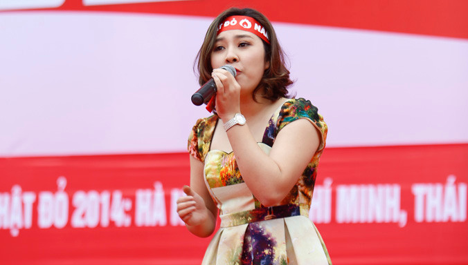 Ca sĩ Bảo Trâm tại Chủ nhật đỏ 2014. Ảnh: Như Ý. 