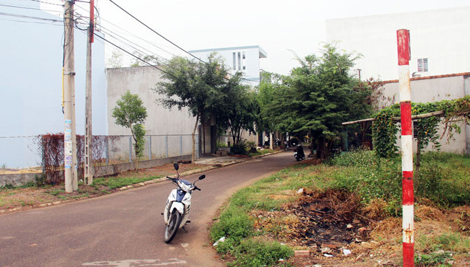 Con đường mang tên Yến Lan tại thị xã An Nhơn nằm khuất nẻo, ít người biết và nay biển hiệu tên đường đã bị gỡ xuống. Ảnh: H.V.