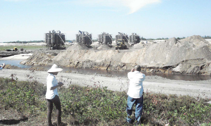 Khai thác titan ở Hà Tĩnh, doanh nghiệp khai bao nhiêu biết bấy nhiêu.