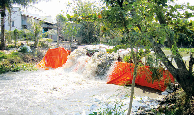 Trạm bơm chống xâm nhập mặn tại Tiền Giang đang hoạt động từ nguồn điện bổ sung. Ảnh: PCTG.