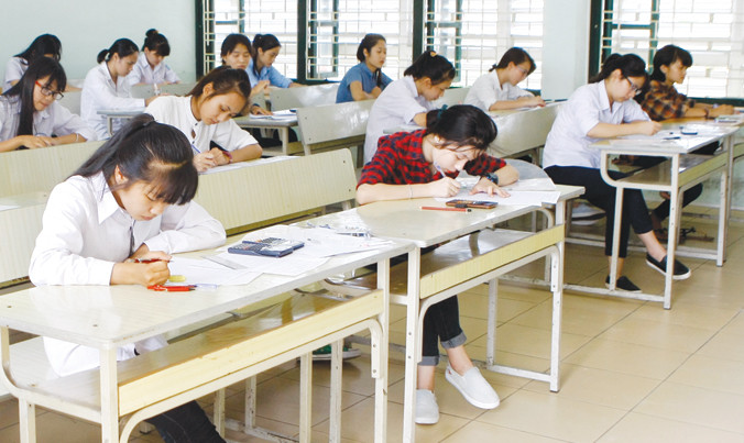 Thí sinh làm bài thi tại kỳ thi THPT Quốc gia 2016 ở Hà Nội. Ảnh: Như Ý.