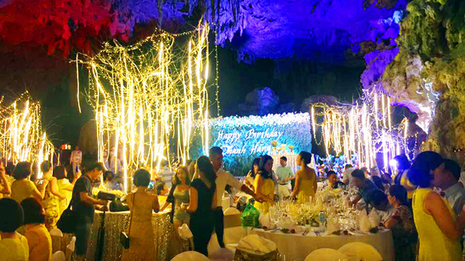 Các hang động trong vùng lõi di sản vịnh Hạ Long bị trưng dụng làm phòng tiệc hơn 10 năm nay.