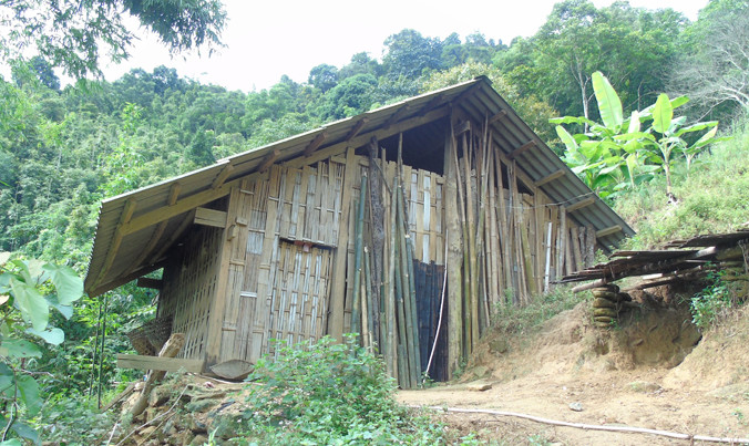 Nhà của nghi phạm Tẩn Láo Lở, cách nhà các nạn nhân khoảng 100m.