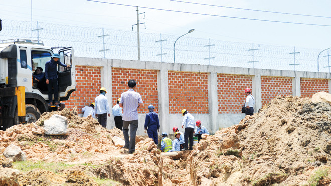 Formosa lấp đường ống xả thải trái phép ra địa bàn xã Kỳ Phương, thị xã Kỳ Anh sau khi bị người dân phát hiện. Ảnh: Minh Thùy.