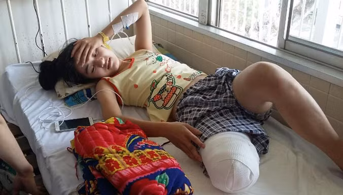 Cháu Vi trên giường bệnh tại BV Chợ Rẫy.