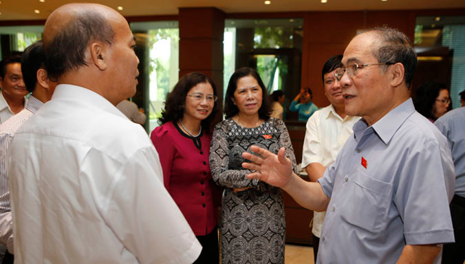 Chủ tịch Nguyễn Sinh Hùng trao đổi với các đại biểu trong giờ giải lao.