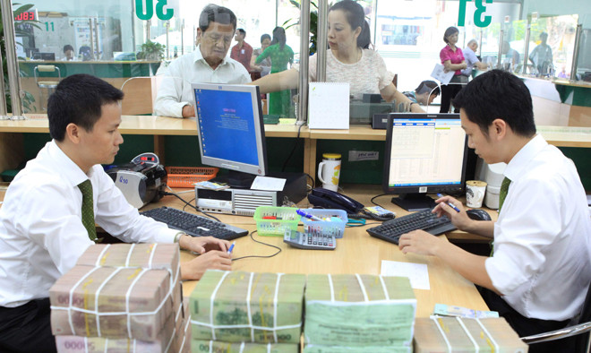 Hạ lãi suất nhà băng gỡ khó cho cả mình và doanh nghiệp. Ảnh: Như Ý.