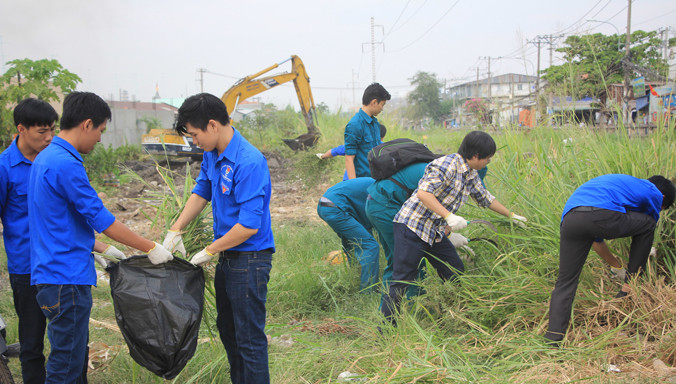 Các đoàn viên thuộc Thành Đoàn TPHCM tham gia các hoạt động tình nguyện sau lễ ra quân hưởng ứng Tháng Thanh niên.