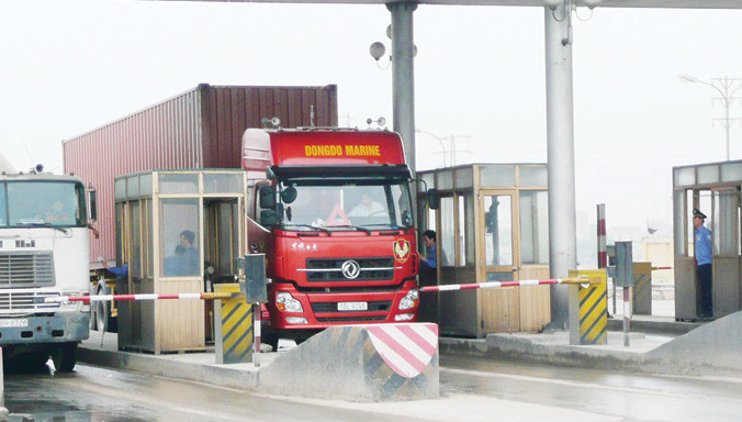 Một trạm thu phí BOT. Ảnh: Hồng Vĩnh.