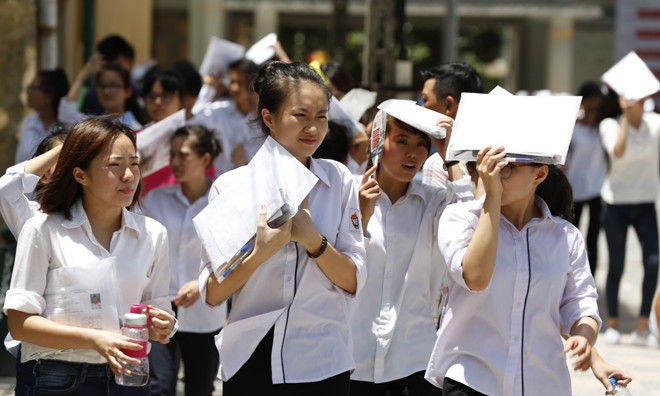 Thí sinh sau giờ thi tốt nghiệp THPT Quốc gia 2015. Ảnh: Hồng Vĩnh.