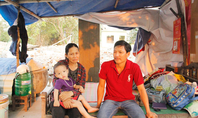 Không có đất tái định cư, gia đình anh Đinh Quang Tuấn (tổ 52, thôn Mân Quang, phường Hòa Quý, quận Ngũ Hành Sơn, TP Đà Nẵng) phải sống trong lán trại chật chội sau khi đập bỏ nhà cửa. Ảnh: Thanh Trần.
