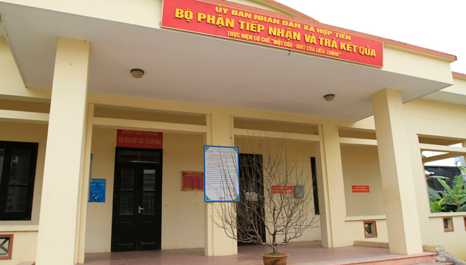 13 giờ 50 phút, các cánh cửa hành chính ở xã Hợp Tiến vẫn đóng im ỉm.