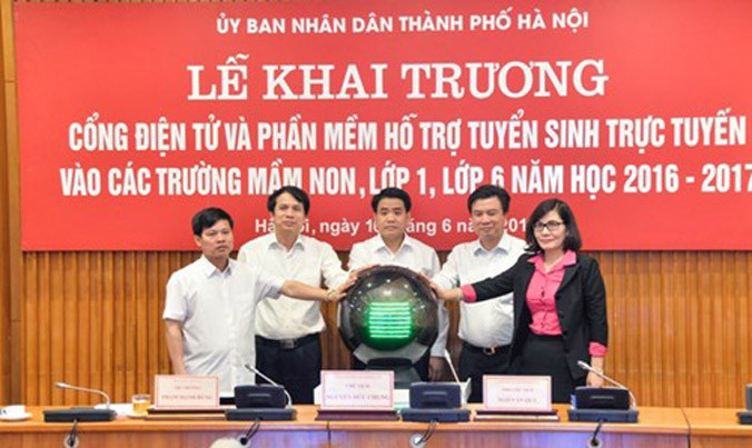 Lãnh đạo thành phố Hà Nội và ngành giáo dục ấn nút khai trương cổng thông tin điện tử và phần mềm tuyển sinh trực tuyến. Ảnh: Phú Khánh.