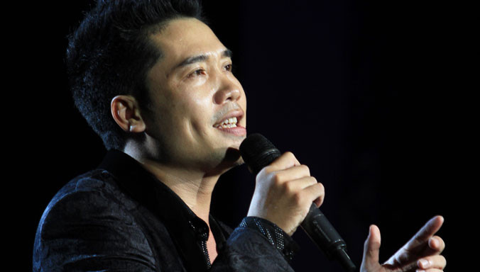 Ca sĩ Tuấn Hiệp trên sân khấu Nhà hát Lớn Hà Nội. Ảnh: N.M.Hà.