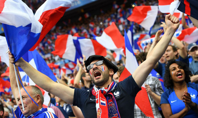 CĐV Pháp tưng bừng tận hưởng lễ hội Euro sau khi tuyển Pháp vào bán kết với chiến thắng đậm trước Iceland.