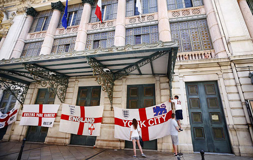 Cổ động viên anh trên đường phố Nice trước trận đấu.