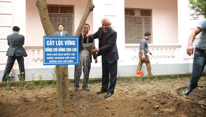 Phó Chủ tịch Quốc hội Uông Chu Lưu trồng cây lưu niệm tại khuôn viên Tổng Cty nhân kỷ niệm 55 năm ngày thành lập Tổng Cty và đón nhận Huân chương Ðộc lập hạng Nhất tháng 12/2015.