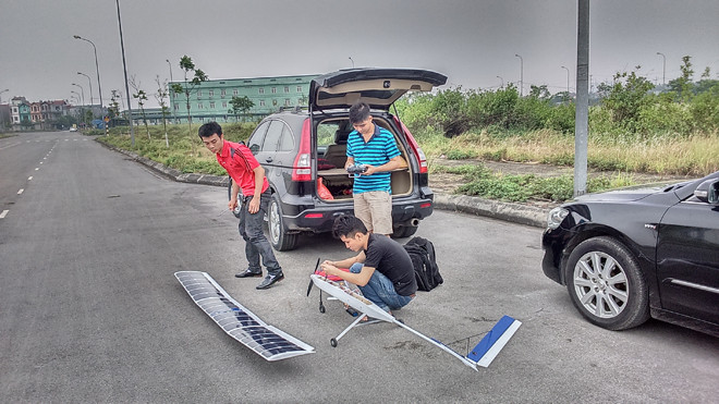 Nhóm sinh viên của Viện Cơ khí Động lực đang đo đạc thông số của máy bay không người lái sử dụng năng lượng mặt trời.