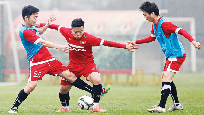 Xuân Trường (trái) và Tuấn Anh (phải) trong đợt tập trung cùng ĐTVN hồi tháng 3. Ảnh: VSI.