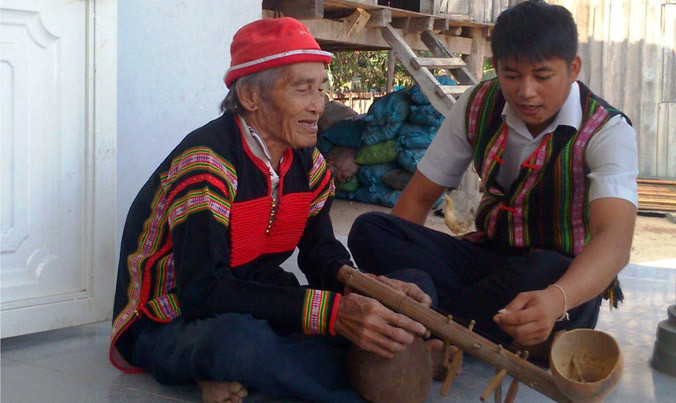 Nghệ nhân Y Bung Hra hướng dẫn cách đánh đàn Goong.