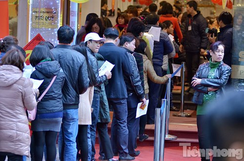 Người dân chen chân xếp hàng mua vàng lấy may ngày Thần tài.