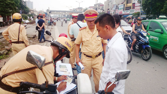 Từ ngày 1/8, chạy xe máy lạng lách, đánh võng, quá tốc độ... sẽ bị phạt từ 10 đến 14 triệu đồng. Ảnh: Như Ý.