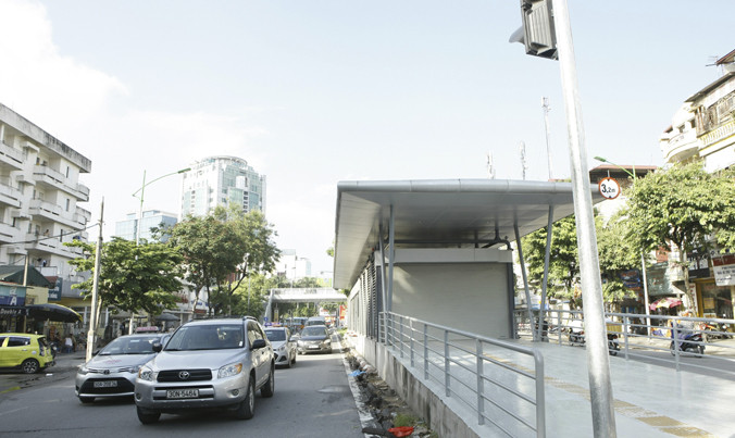 Dự án buýt nhanh bị coi là lỡ nhịp điệu với giao thông Thủ đô (Nhà chờ của dự án trên đường Giảng Võ). Ảnh: Như Ý.