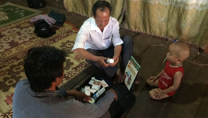 Tư vấn chăm sóc sức khỏe tại gia đình. Ảnh: PV.