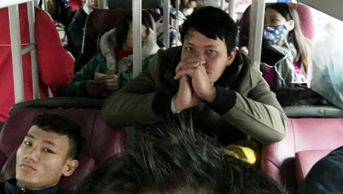 Xe 36B-015.99 của nhà xe Hào Hương, khi xuất bến khách ngồi cả ra sàn, không vé nhưng không gặp bất kỳ sự kiểm tra nào. Ảnh: Đ.T.