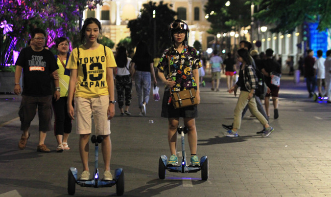 Khá đông bạn trẻ chơi xe điện tại phố đi bộ thời điểm này.