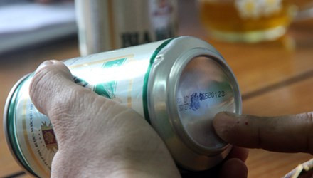 Lon bia không nhìn thấy thời hạn được xác định lỗi do máy in phun. Ảnh: Vnexpress