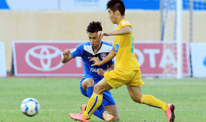 Pha tranh bóng quyết liệt trong trận Thanh Hóa gặp Quảng Ninh. Ảnh: VSI.