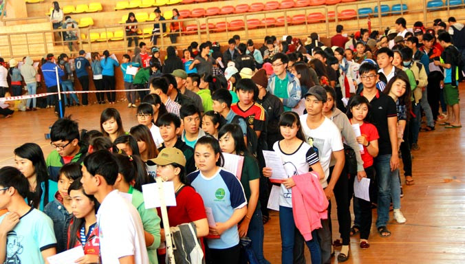 Xếp hàng chờ tới lượt hiến máu.