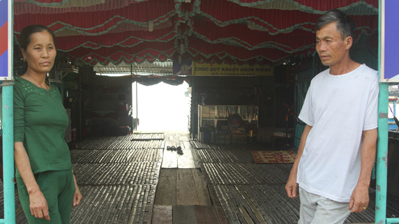 Vợ chồng chủ nhà hàng nổi Chu Minh Độ buồn bã khi cả tuần nay không có khách.