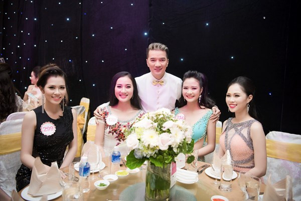 Hát cho thí sinh hoa hậu, Đàm Vĩnh Hưng được tặng giày