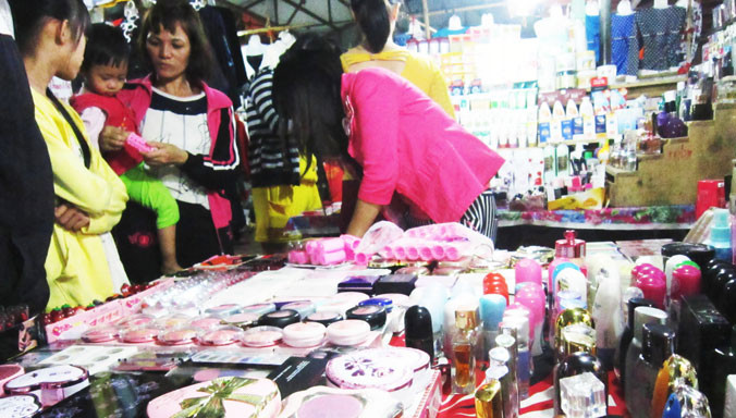 Mỹ phẩm được quảng cáo là có thể nâng cơ toàn thân được bày bán đầy các chợ. Ảnh: Uyên Phương.