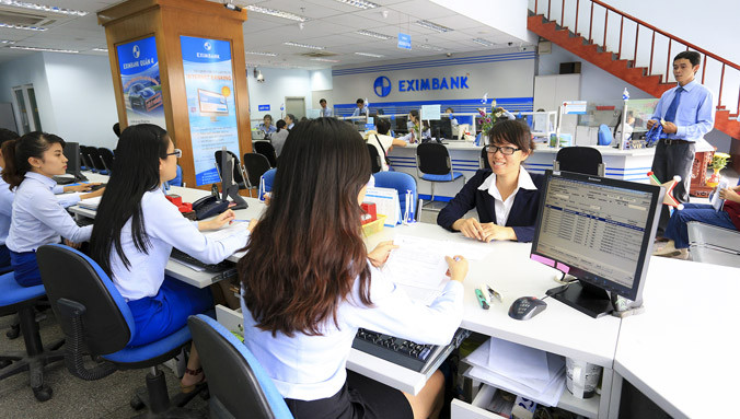 Giao dịch tại Eximbank. Ảnh: Như Ý.