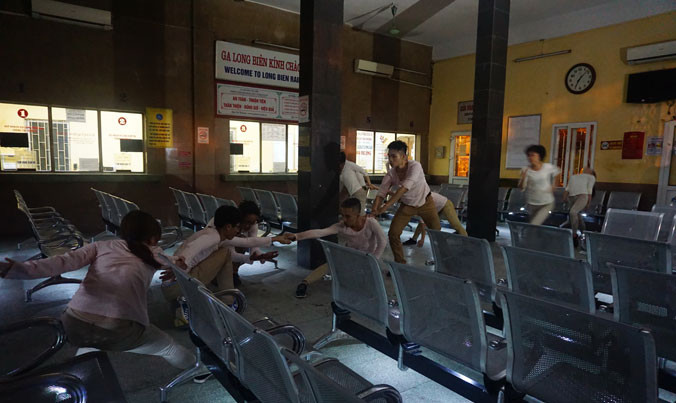 Các nghệ sỹ múa đương đại Việt Nam đang trình diễn trong phòng chờ của nhà ga.