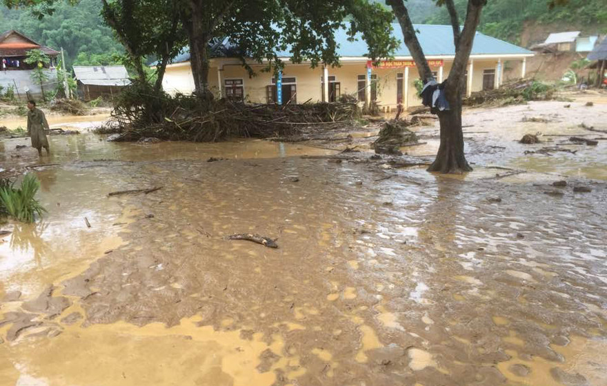 Nghệ An: Mưa lũ làm sập 70 nhà, 4 người chết, mất tích