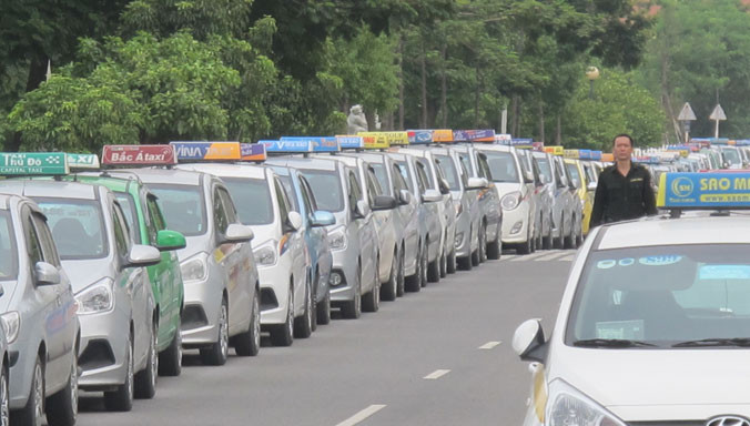 Taxi là loại hình vận tải được hưởng lợi nhiều nhất từ việc giá xăng giảm sâu vừa qua. Ảnh: Sỹ Lực.