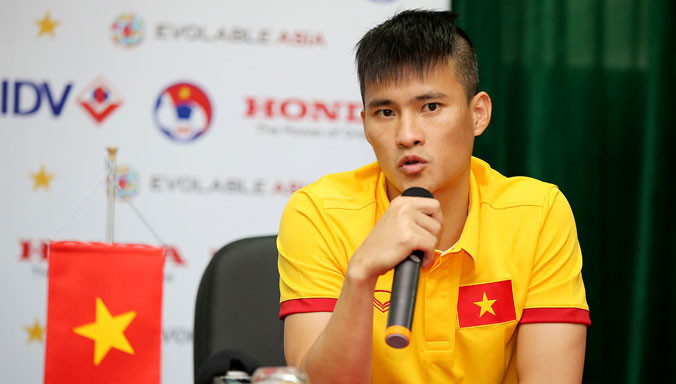 Công Vinh không muốn chuyện giữa anh và đội trưởng Anh Đức của B.Bình Dương bị đẩy lên cao. Ảnh: VSI.