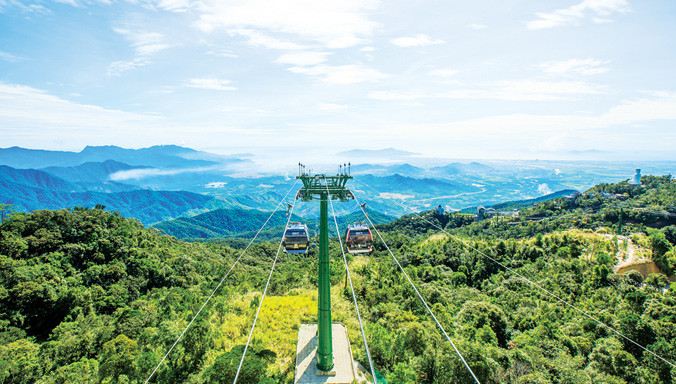 Ðể có tuyến cáp vượt qua những con thác như thế này, các công nhân kỹ sư đã vô cùng vất vả. Ảnh: Nam Cường.