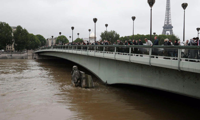 Tượng gần Tháp Eiffel bị ngập ngang lưng.