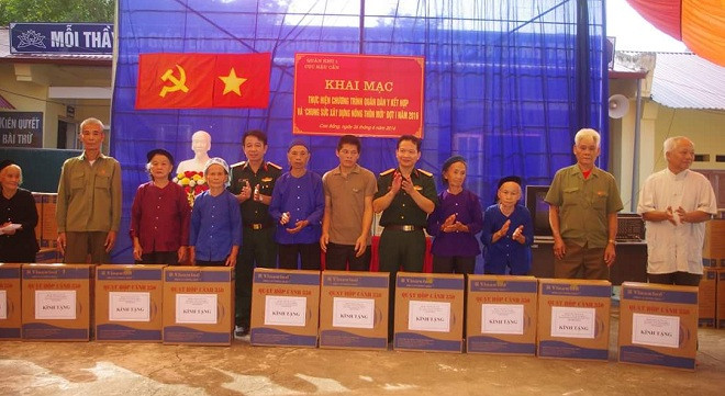 Đại tá Hoàng Việt - Phó cục trưởng Cục hậu cần Quân khu và Đại tá Nguyễn văn Tự - Phó giám đốc Bệnh viện Quân y 91 thay mặt cán bộ, chiến sĩ bệnh viện tặng quà cho các gia đình chính sách.