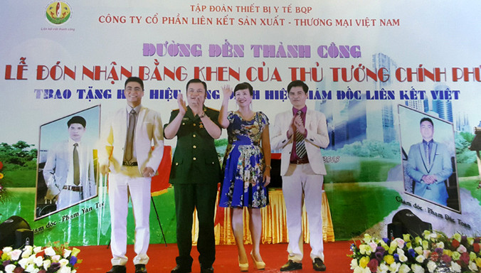 Lê Xuân Giang (mặc quân phục) trắng trợn làm giả cả lễ đón nhận Bằng khen của Thủ tướng nhằm mục đích lừa đảo. Ảnh: Chụp lại từ hồ sơ của công an. 