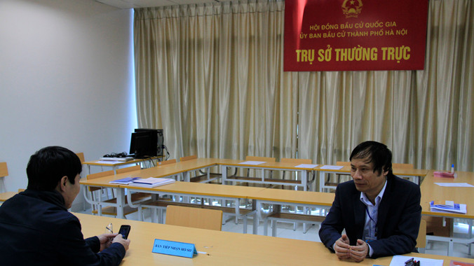 Đến điểm tiếp nhận hồ sơ để lấy hồ sơ mẫu. Ảnh: PV.